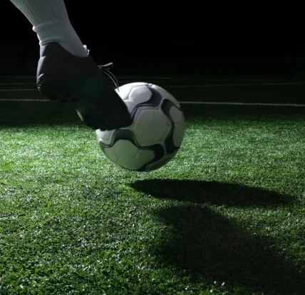 Frappe dans un ballon de football